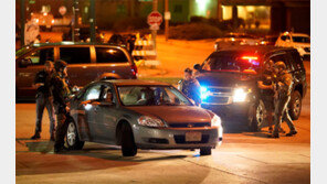 ‘흑인 피격’ 시위대 쏜 범인은 17세 백인… 美 흑백갈등 일파만파 