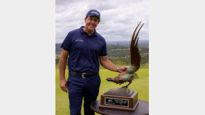 훈련삼아 시니어 뛴 미컬슨, 가볍게 5억 챙겼다