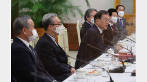 文대통령 “방역 방해한 일부 교회 적반하장”… 한교총 회장 “종교단체 사업장 취급 말아야”