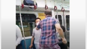 슬리퍼로 뺨 때리고 목 졸라…서울 지하철 마스크 싸움 ‘눈살’