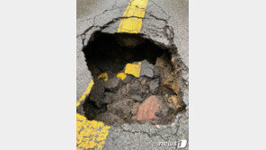 부산 도로에 1m 깊이 싱크홀 발생…차량 우회 조치