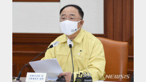 홍남기 “4차 추경·재난지원금, 거리 두기 3단계 격상이 변수”