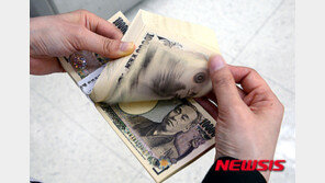 아베 사임 소식에 엔화 환율은 1달러=106엔대 전반 상승