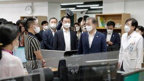 “전문가 설명에 초점맞춰달라”…중증병상에 질문 쏟아낸 文대통령