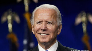 바이든 “트럼프, 미국인 버렸다”…트럼프 “바이든, 코로나에 항복”