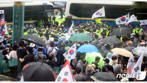 광화문 집회 간적 없다던 40대 여성 확진…경찰, 인솔자 압수수색