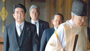 ‘정권 2인자’ 스가 1순위 꼽혀… 아베가 찍은 기시다 지지율 낮아