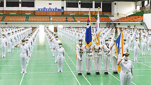 가족들 없이 해군 부사관후보생 임관식… SNS로 중계