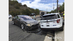 테슬라 자율주행 믿고 영화보던 美운전자, 순찰차 추돌
