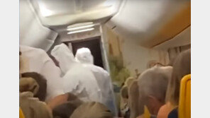 비행기 이륙 직전 우르르 나타난 방호복 요원들…무슨 일?