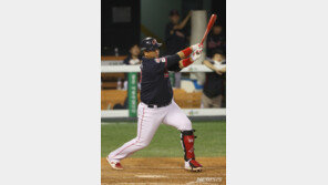 이대호, KBO 7번째 12년 연속 100안타…6번째 1200타점