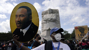 57년 만에 마틴 루터킹 연설 재현…인종차별 항의 시위로 들끓는 美