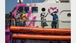 “예술계서 큰 돈 벌면 요트 산다며?”…난민 구조선에 기부한 뱅크시