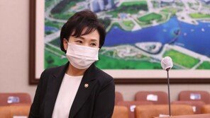 김현미 “30대, ‘영끌’해 아파트 사지 말고 청약 기다려라”