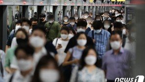 ‘거리두기 2단계’ 격상후 서울 대중교통 감소폭 2배 ‘급증’