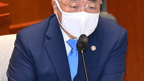 이재명 “재난지원금 100번 줘도 돼”…홍남기 “책임없는 발언” 비판