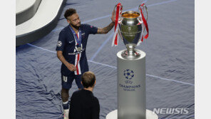 네이마르, PSG 잔류 선언…“UCL 결승 다시 올라 꼭 트로피 든다”