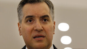 레바논, 새 총리로 ‘무명 외교관’ 지명…취임 일성은 ‘개혁’