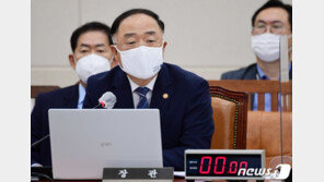 “이재명, 철없는 얘기”에 동의 홍남기 ‘진땀’…與 뭇매에 한발 물러서