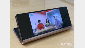 “펼치면 감탄” 갤럭시 Z 폴드2 써보니…1년전 구매자는 배 아프겠네