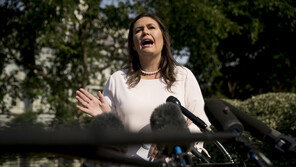 샌더스 “김정은, 내게 윙크…트럼프는 ‘반했나 봐’ 농담”