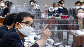 운영위서 文대통령 다주택 공방…“양산 집 처분” vs “MB 집은 강남”