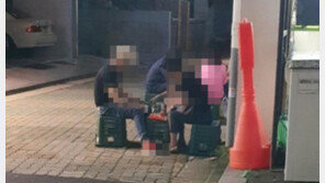 ‘코로나 탓’ 편의점 야외테이블 치우니…박스 깔고 음주 ‘뭇매’ 