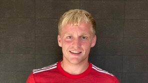 맨유, 반 더 비크 영입…이적료 620억에 5년 계약