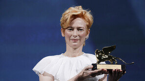 틸다 스윈튼, 베니스 영화제 평생공로상 받아