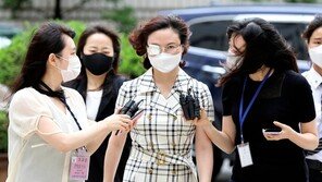 조국·정경심 부부 처음으로 한 법정…조국 증언거부권 행사