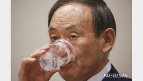 ‘차기 일본 총리 유력’ 스가, 이례적 ‘무파벌·비세습’ 인물