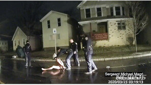 美경찰, 나체로 수갑 찬 흑인에게 얼굴 덮개…끝내 사망