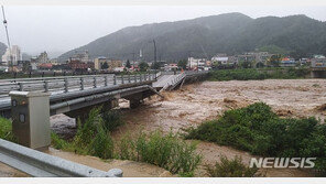 “건너지마요!”…다리 유실 직전 주민 손짓, 인명피해 막아