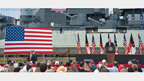 美전함 앞에 선 트럼프… “우편-투표소 두번 투표하자” 불법행위 조장 논란