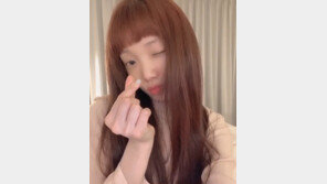 이성경, 윙크+손가락 하트…애교 가득한 팬서비스