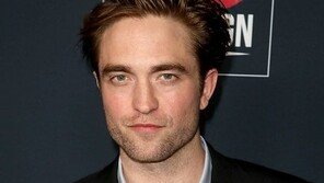 배우 로버트 패틴슨, 코로나19 확진…‘더 배트맨’ 촬영 중단