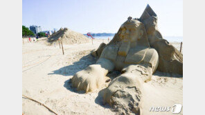 초속 44m ‘마이삭’ 강풍 이겨낸 해수욕장 대형 모래조각작품…비결은