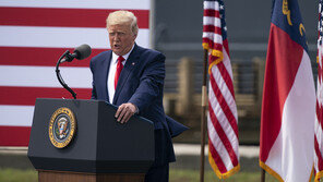 트럼프 “투표 2번 하라”…불법 부추기는 대통령에 ‘골치’