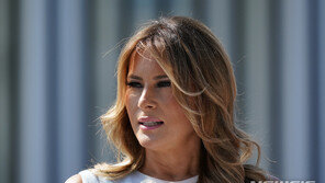 멜라니아, 아베 아키에와 통화…“동맹 강화 노력 감사”