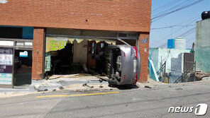 아반떼, 모닝 받고 주택으로 돌진 3명 부상