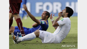 수아레스, 경기중 어깨 물었던 키엘리니에 “미안”