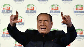 ‘코로나 감염’ 베를루스코니 전 伊총리, 폐렴 증세로 입원