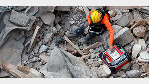 매몰 30일, 사람이 살아있다… 레바논 폭발 잔해 속 2명 호흡 포착