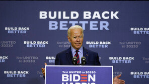 “마스크 착용, 정신적 문제” 트럼프 조롱에…바이든 반박