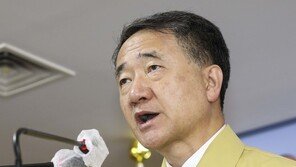 박능후 “확진자 200명 내외로 감소 추세…안심할 단계 아냐”