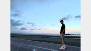 임영웅, 훤칠한 8등신 비율+훈훈 비주얼 ‘일상도 화보’