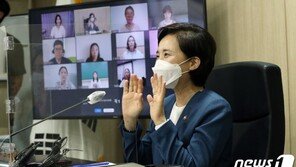 초등 저학년 등교는 언제?…원격 장기화에 ‘돌봄 대책’ 시급