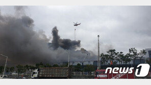 부산 전기케이블 제조공장 화재 3시간째 ‘활활’…강풍 때문