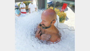 얼음속에서 2시간 30분… 오스트리아인 세계기록 