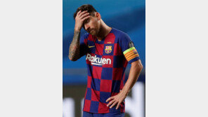 1조원 벽에… 바르사 눌러앉은 ‘축구의 신’